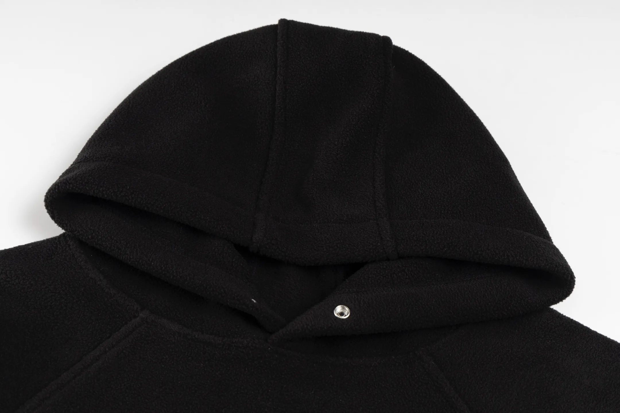 🅿️460 [Exclusive supply] CH Croix Heart Horseshoe double-sided brushed polar fleece hooded sweatshirt. The fabric is made of rare terry and brushed composite fabric, which brings the ultimate soft touch and excellent thermal insulation performance. The fabric has been treated with a special double-sided brushing process to form a delicate polar fleece surface, which not only maintains a crisp shape but also improves wearing comfort. The chest is decorated with the brand's iconic horseshoe embroidery, using high-density embroidery thread to outline a three-dimensional texture. The collar is edged with imported lambskin and matched with a four-button Crusader flower made of real antique silver. The details are full of luxury. The hem is embellished with traditional melon beads, each of which is hand-made genuine antique silver. The interior is treated with velvet to ensure warmth and temperature locking. The overall craftsmanship continues Chrome Hearts' consistent meticulous workmanship. From fabric selection to decorative details, it reflects the brand's ultimate pursuit of quality, perfectly integrating street style with high fashion. Size:S-M-L
